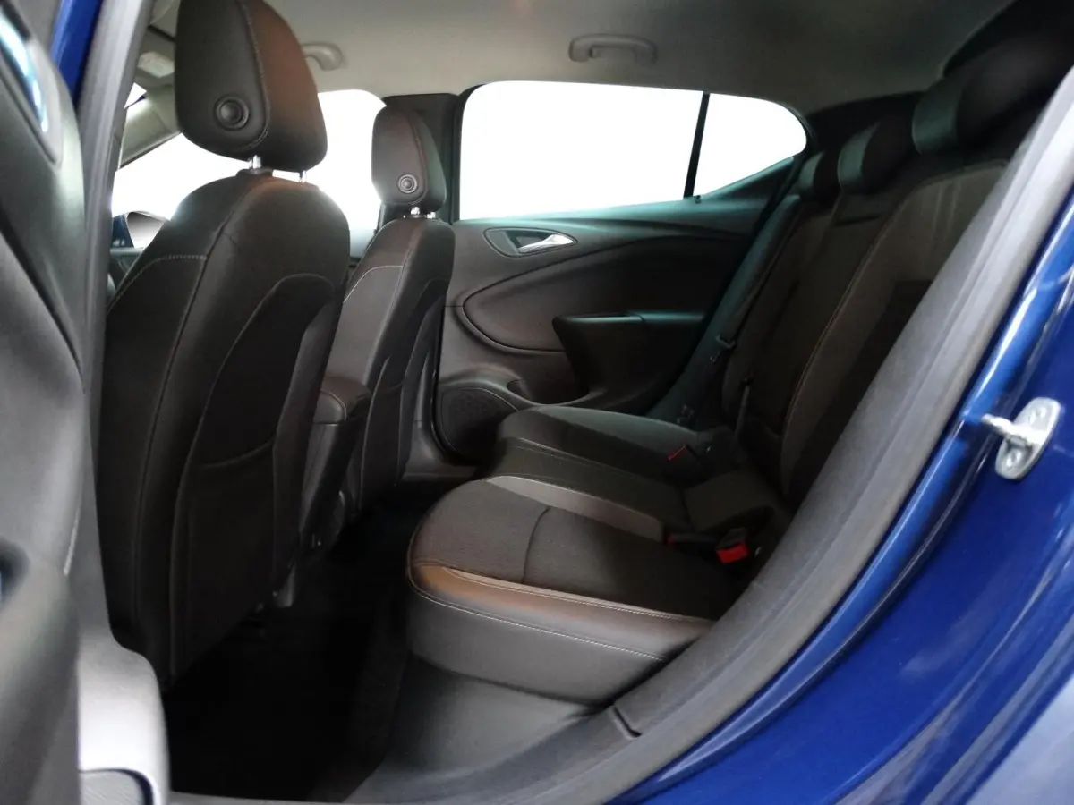 1.2 Launch Elegance 110pk / Camera / Carplay /