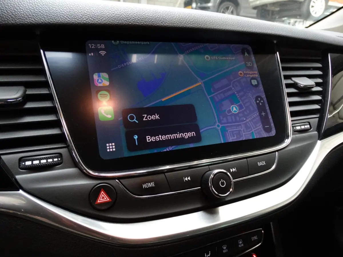 1.2 Launch Elegance 110pk / Camera / Carplay /