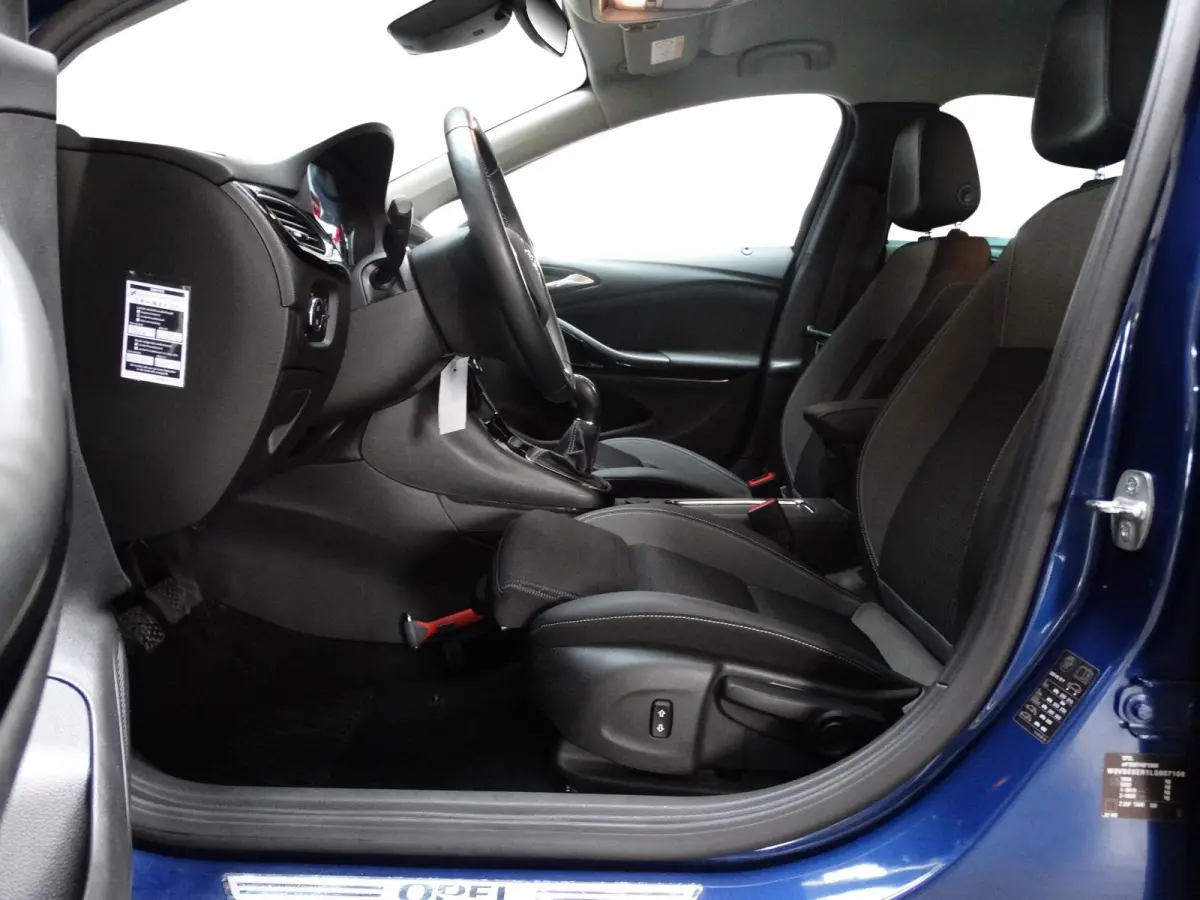 1.2 Launch Elegance 110pk / Camera / Carplay /