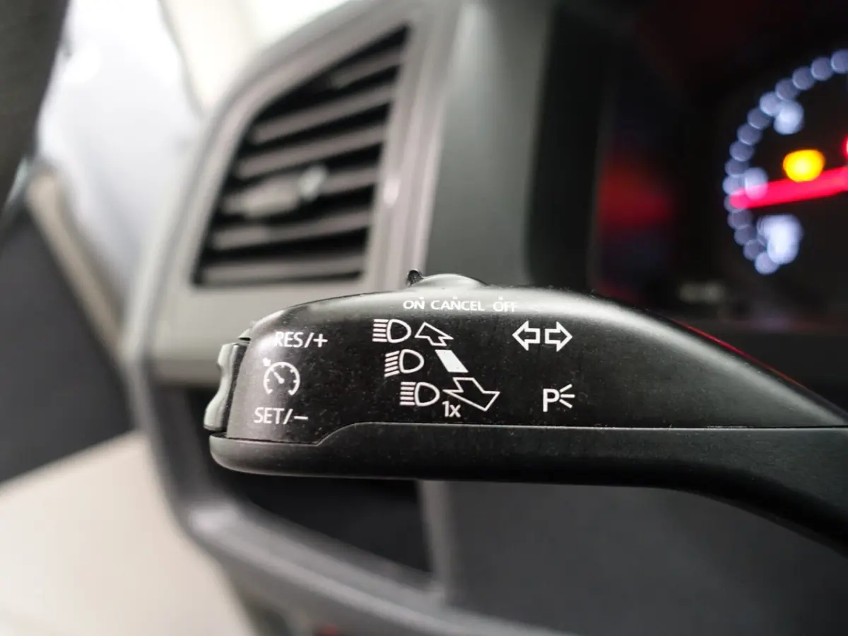 2.0 TDI Euro 6 L1 R-Line+ Two-Tone, Luxury Leder, Clima, Cruise, Grijs kenteken