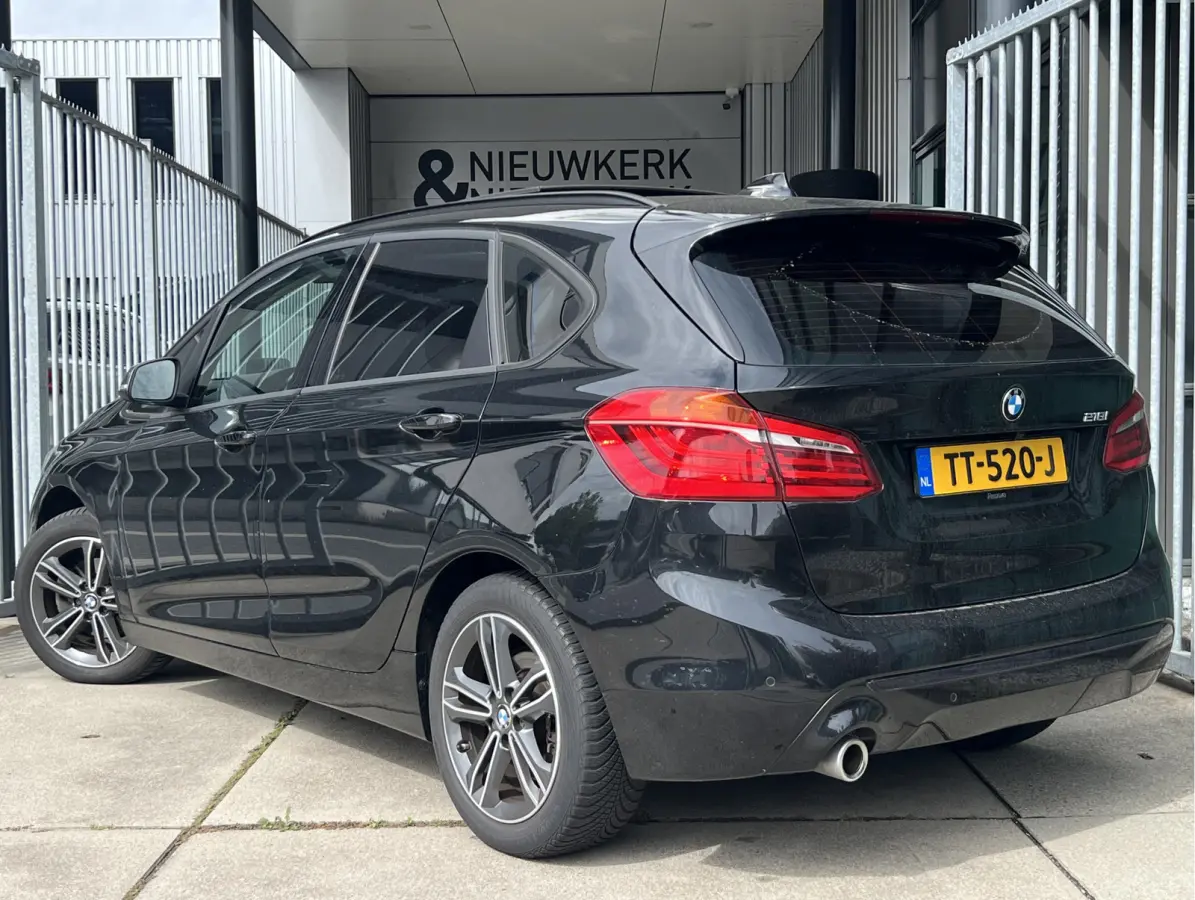 218i High Executive | AUTOMAAT | PANO-DAK | LEDER | HEAD-UP DISPLAY | NAVI XL | CAMERA | CRUISE CONTROL | CLIMATE CONTROL | PDC V+A | LMV 17'' | STOELVERWARMING | BLUETOOTH