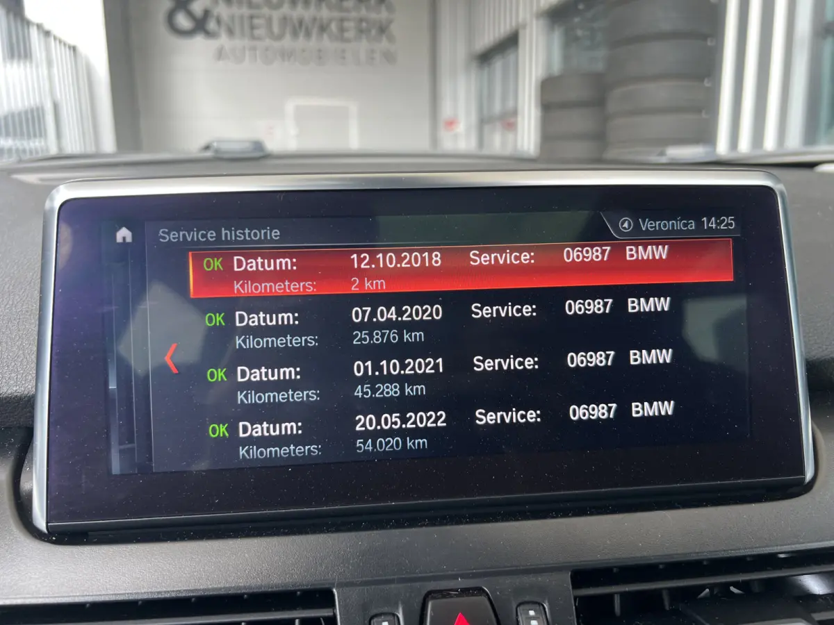 218i High Executive | AUTOMAAT | PANO-DAK | LEDER | HEAD-UP DISPLAY | NAVI XL | CAMERA | CRUISE CONTROL | CLIMATE CONTROL | PDC V+A | LMV 17'' | STOELVERWARMING | BLUETOOTH