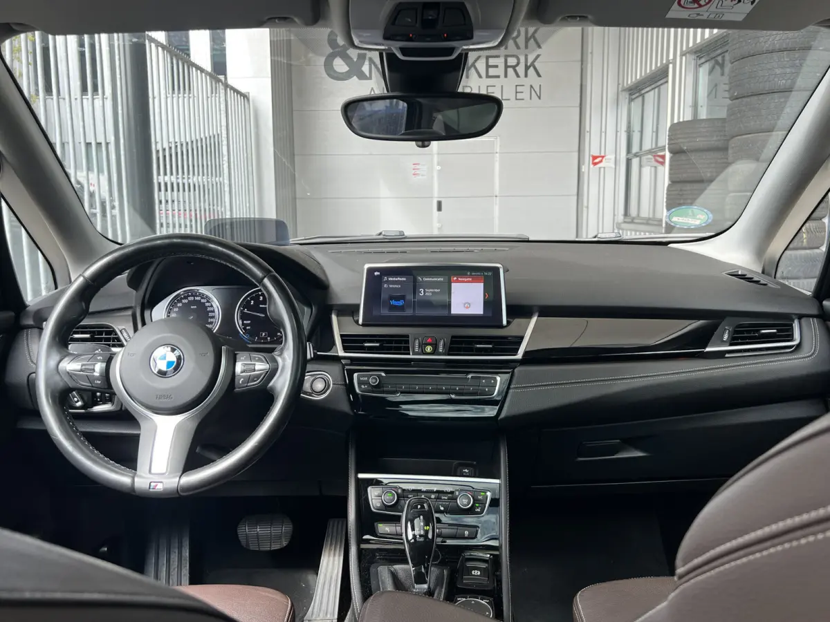 218i High Executive | AUTOMAAT | PANO-DAK | LEDER | HEAD-UP DISPLAY | NAVI XL | CAMERA | CRUISE CONTROL | CLIMATE CONTROL | PDC V+A | LMV 17'' | STOELVERWARMING | BLUETOOTH
