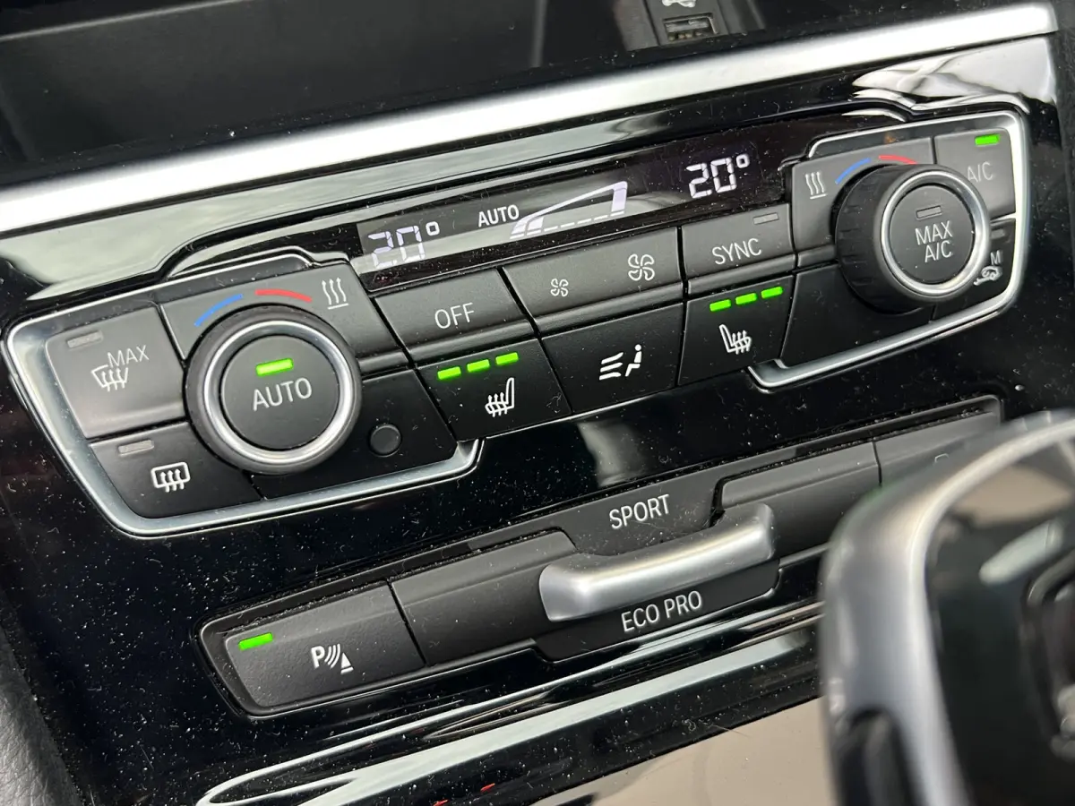 218i High Executive | AUTOMAAT | PANO-DAK | LEDER | HEAD-UP DISPLAY | NAVI XL | CAMERA | CRUISE CONTROL | CLIMATE CONTROL | PDC V+A | LMV 17'' | STOELVERWARMING | BLUETOOTH