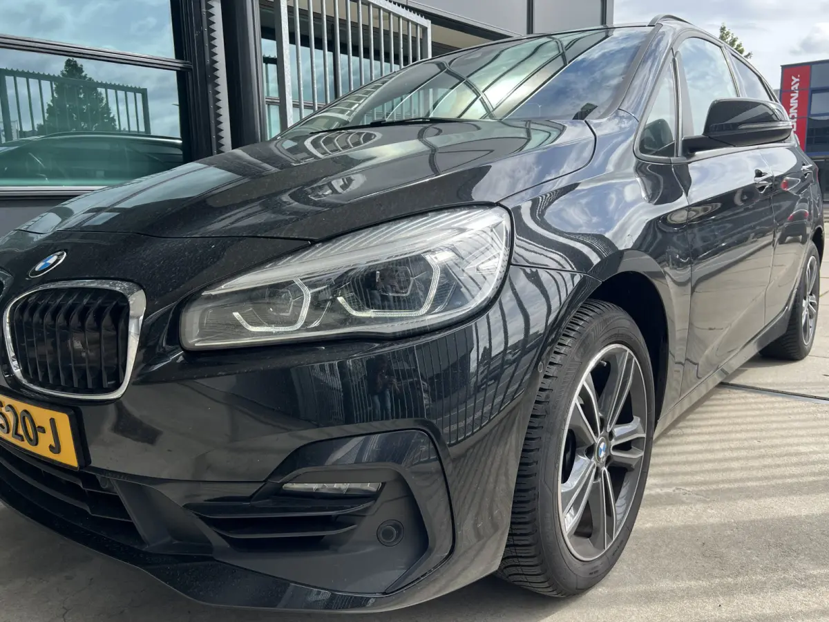 218i High Executive | AUTOMAAT | PANO-DAK | LEDER | HEAD-UP DISPLAY | NAVI XL | CAMERA | CRUISE CONTROL | CLIMATE CONTROL | PDC V+A | LMV 17'' | STOELVERWARMING | BLUETOOTH