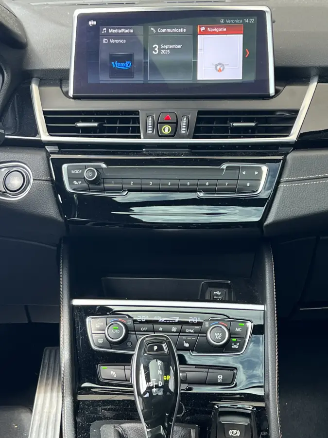 218i High Executive | AUTOMAAT | PANO-DAK | LEDER | HEAD-UP DISPLAY | NAVI XL | CAMERA | CRUISE CONTROL | CLIMATE CONTROL | PDC V+A | LMV 17'' | STOELVERWARMING | BLUETOOTH