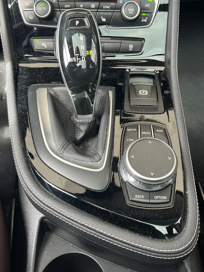 218i High Executive | AUTOMAAT | PANO-DAK | LEDER | HEAD-UP DISPLAY | NAVI XL | CAMERA | CRUISE CONTROL | CLIMATE CONTROL | PDC V+A | LMV 17'' | STOELVERWARMING | BLUETOOTH
