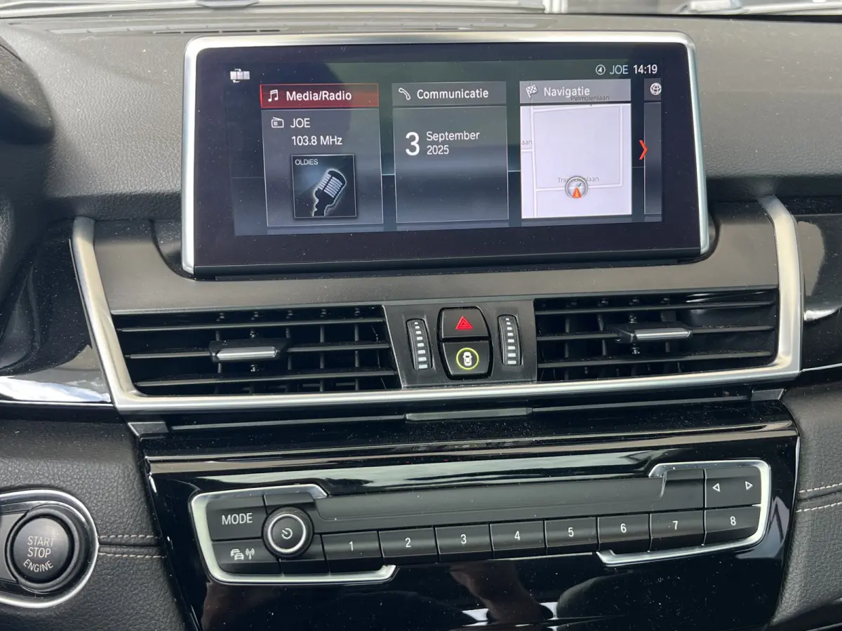 218i High Executive | AUTOMAAT | PANO-DAK | LEDER | HEAD-UP DISPLAY | NAVI XL | CAMERA | CRUISE CONTROL | CLIMATE CONTROL | PDC V+A | LMV 17'' | STOELVERWARMING | BLUETOOTH