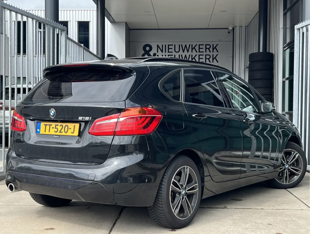 218i High Executive | AUTOMAAT | PANO-DAK | LEDER | HEAD-UP DISPLAY | NAVI XL | CAMERA | CRUISE CONTROL | CLIMATE CONTROL | PDC V+A | LMV 17'' | STOELVERWARMING | BLUETOOTH