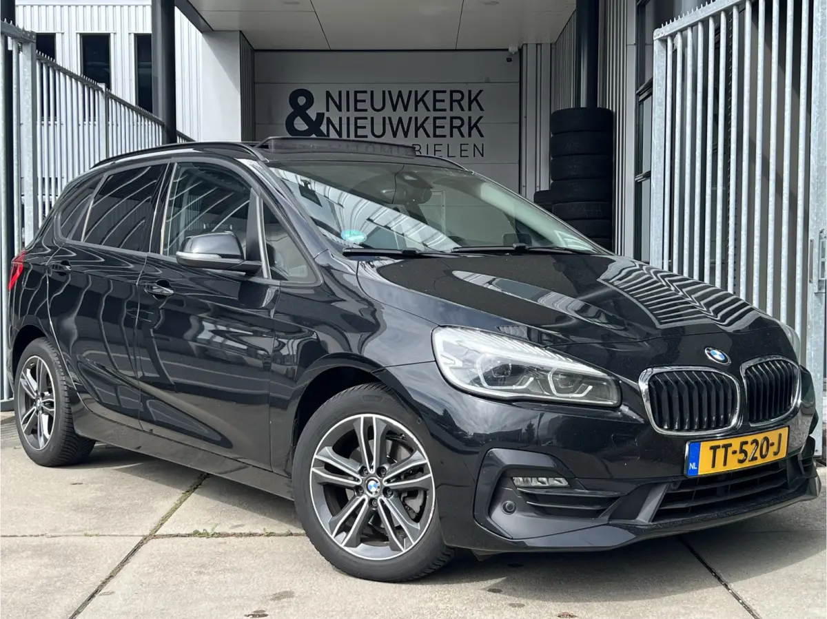 218i High Executive | AUTOMAAT | PANO-DAK | LEDER | HEAD-UP DISPLAY | NAVI XL | CAMERA | CRUISE CONTROL | CLIMATE CONTROL | PDC V+A | LMV 17'' | STOELVERWARMING | BLUETOOTH