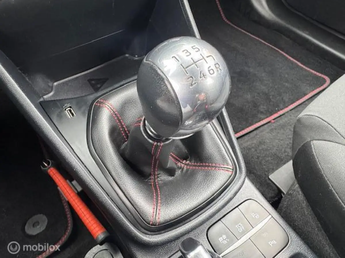 1.0 Hybrid 125pk ST-Line X Mooie luxe uitvoering , Navigatie , Camera achter , Parkeerhulp voor & Achter , Stoel en Stuur verwarming , ST line uitvoering , Velgen