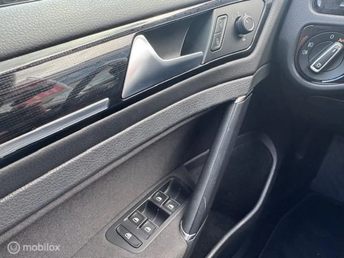 1.4 TSI Highline Navigatie , Bluetooth , Parkeer Sensoren voor & achter , Priveglas , Velgen , Stoel massage stand , Velgen , Climate & Cruise controle , Stoel verwarming voor