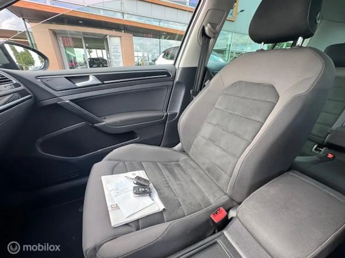 1.4 TSI Highline Navigatie , Bluetooth , Parkeer Sensoren voor & achter , Priveglas , Velgen , Stoel massage stand , Velgen , Climate & Cruise controle , Stoel verwarming voor
