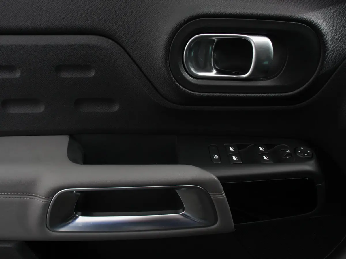 1.2 PureTech 130pk Automaat Business Climate Control Navigatie Cruise Parkeer sensoren V+A Camera Virtual cockpit Carplay LED 18" LM Velgen