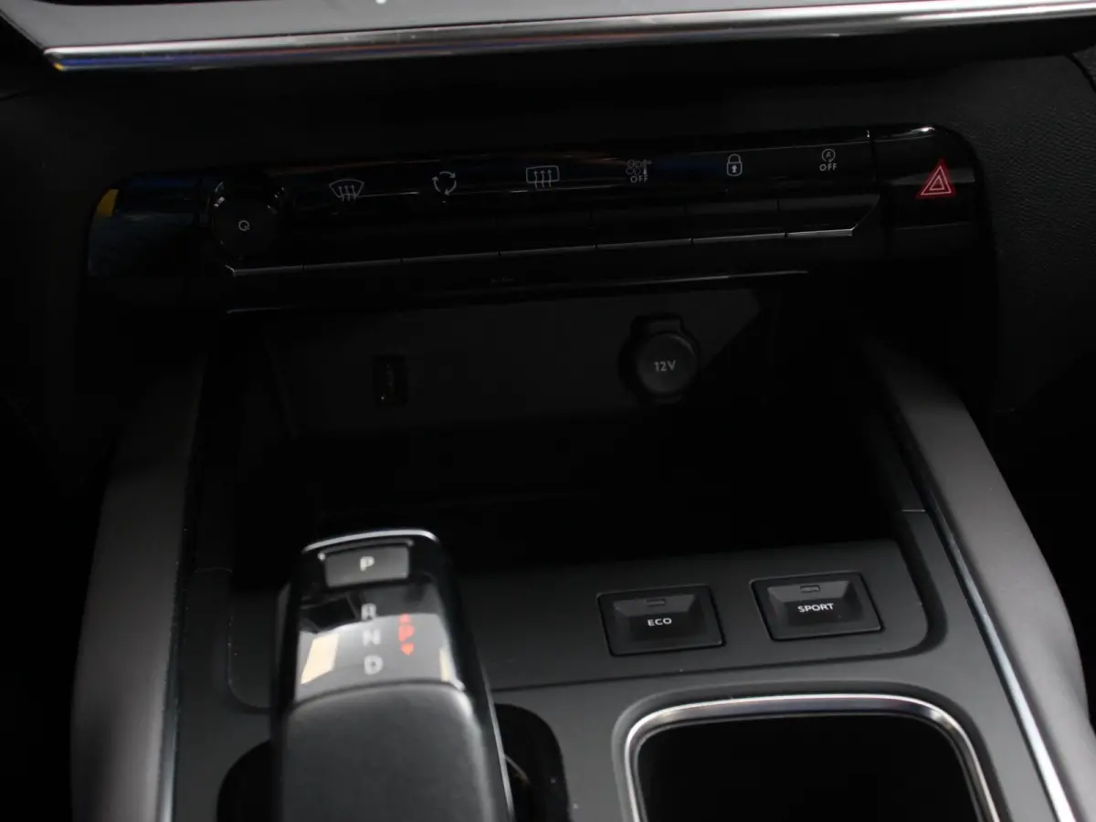 1.2 PureTech 130pk Automaat Business Climate Control Navigatie Cruise Parkeer sensoren V+A Camera Virtual cockpit Carplay LED 18" LM Velgen