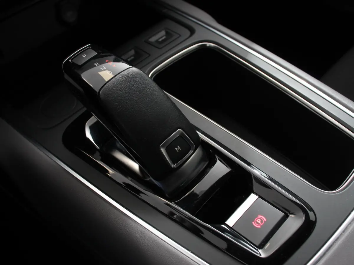 1.2 PureTech 130pk Automaat Business Climate Control Navigatie Cruise Parkeer sensoren V+A Camera Virtual cockpit Carplay LED 18" LM Velgen