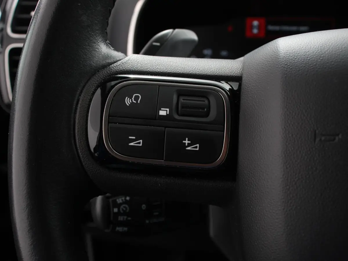 1.2 PureTech 130pk Automaat Business Climate Control Navigatie Cruise Parkeer sensoren V+A Camera Virtual cockpit Carplay LED 18" LM Velgen