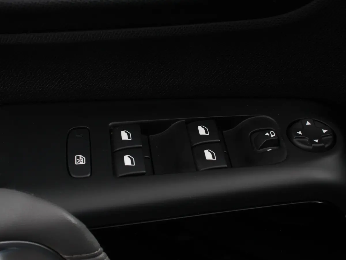 1.2 PureTech 130pk Automaat Business Climate Control Navigatie Cruise Parkeer sensoren V+A Camera Virtual cockpit Carplay LED 18" LM Velgen