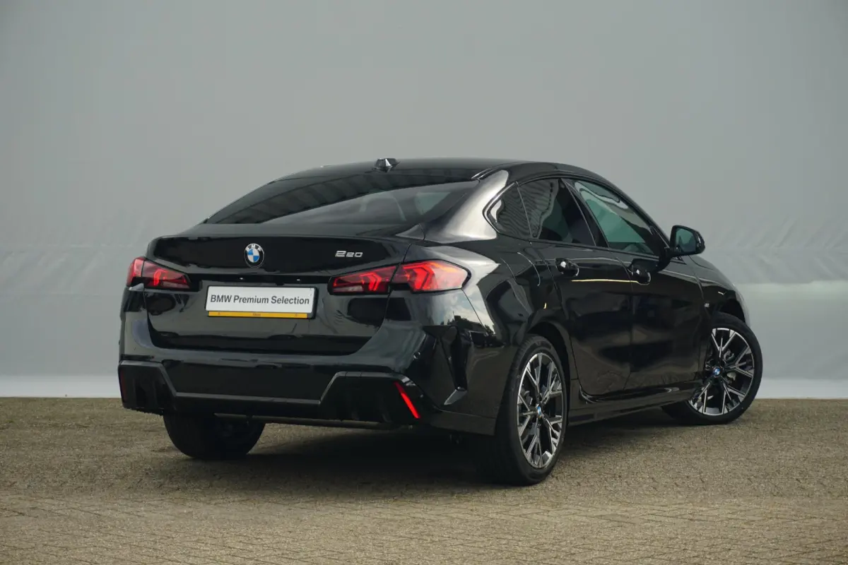 220 M Sport Design 18'' / Stuurwielrand verwarmd / Comfort Access / Driving Assistant |