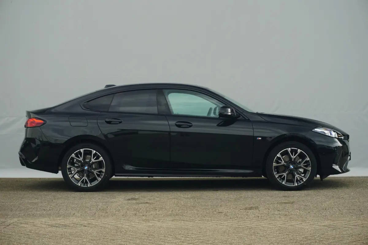 220 M Sport Design 18'' / Stuurwielrand verwarmd / Comfort Access / Driving Assistant |