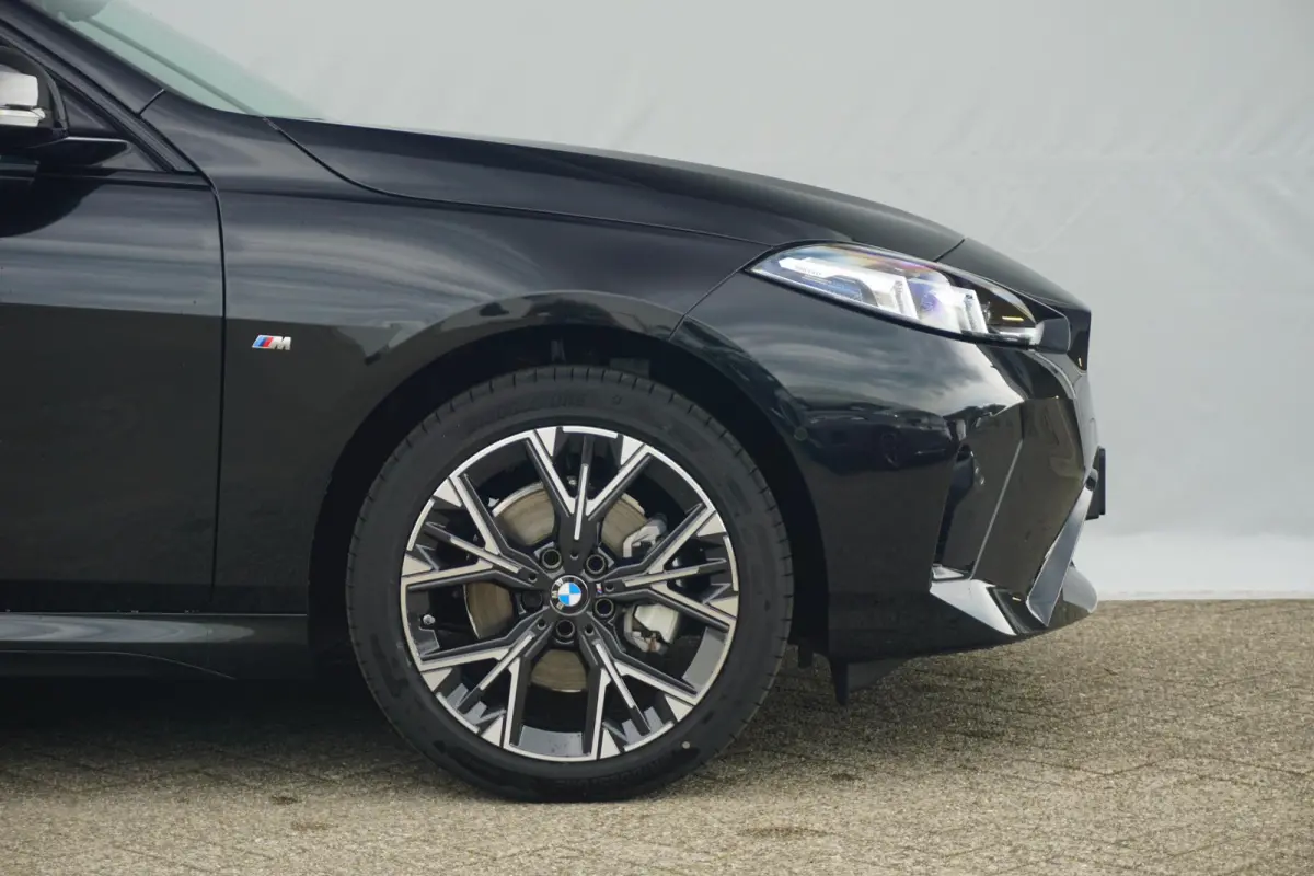 220 M Sport Design 18'' / Stuurwielrand verwarmd / Comfort Access / Driving Assistant |