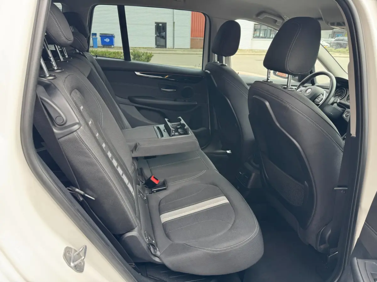 220i 7p. High Executive LED HUD Navi