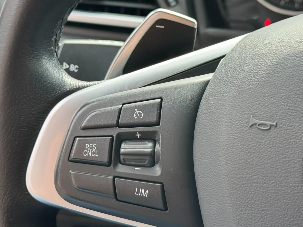 220i 7p. High Executive LED HUD Navi