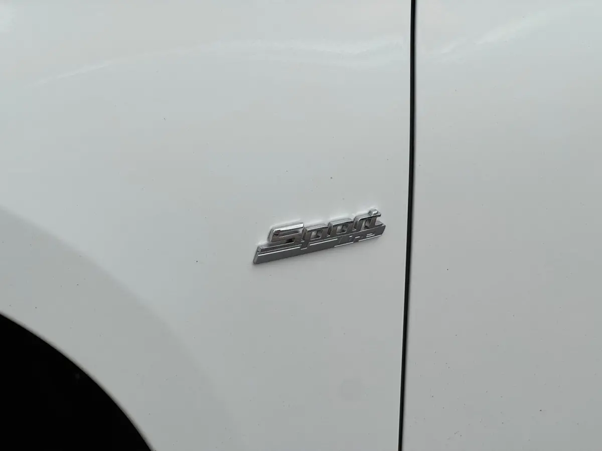 220i 7p. High Executive LED HUD Navi
