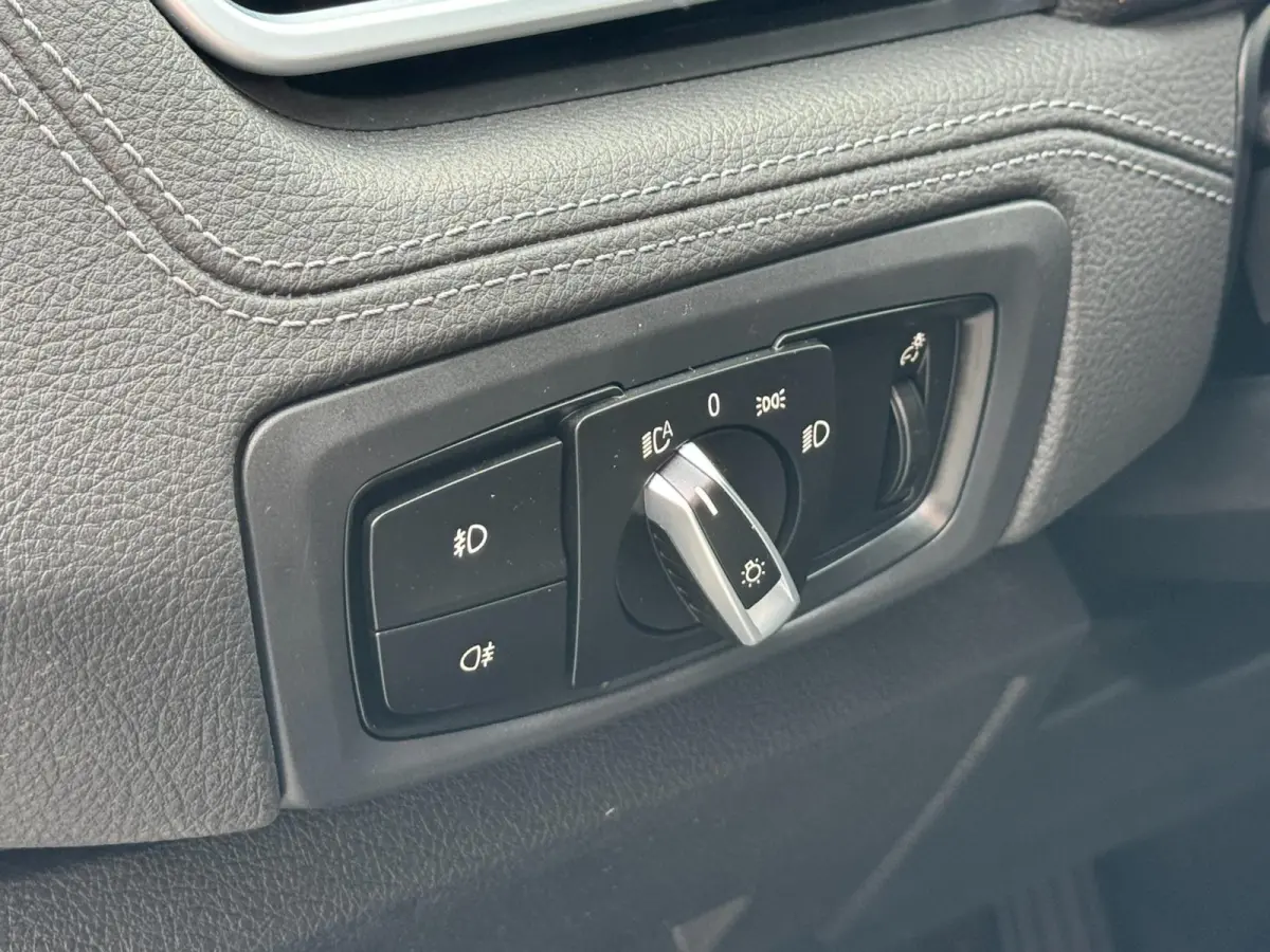 220i 7p. High Executive LED HUD Navi