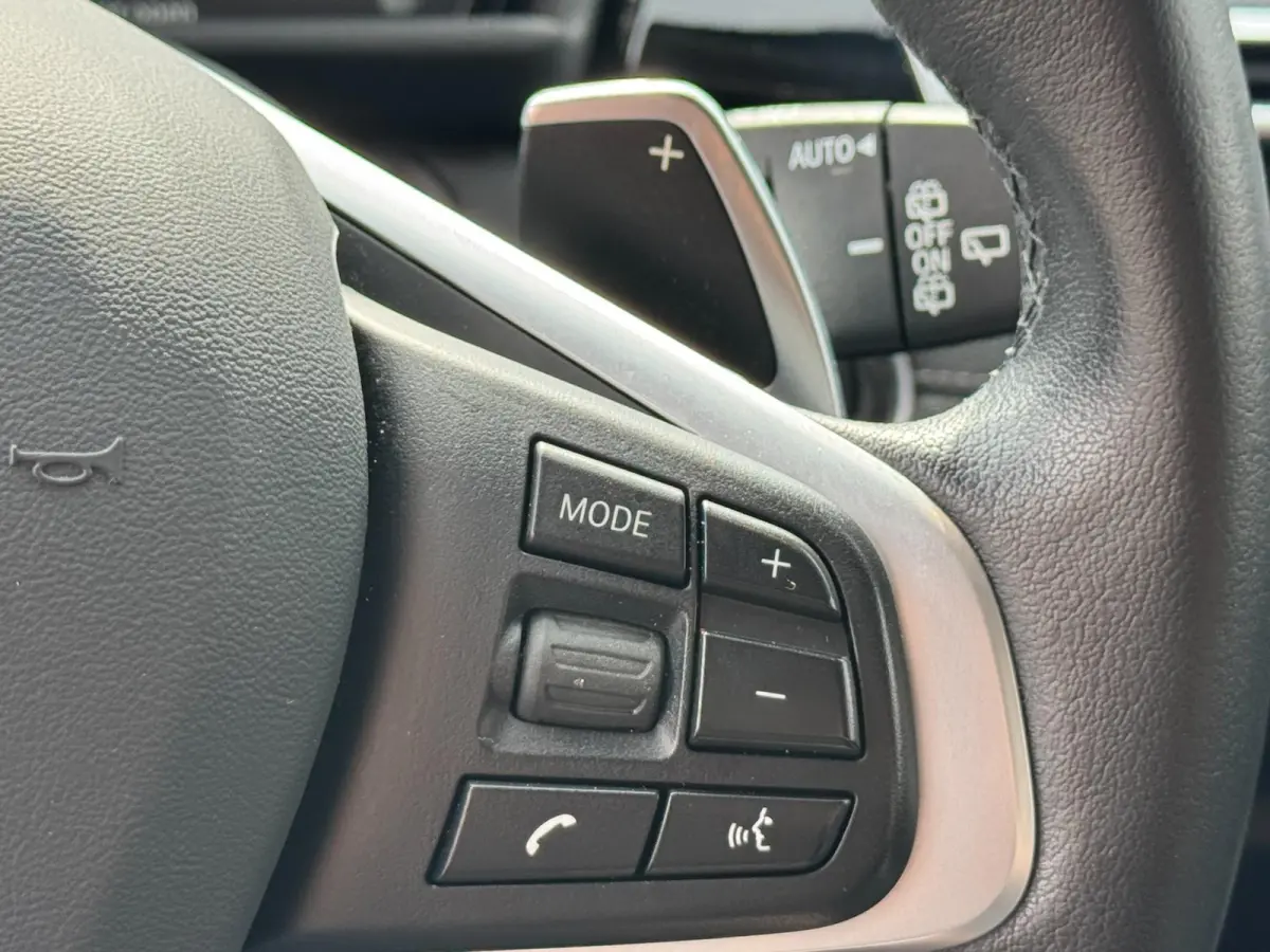220i 7p. High Executive LED HUD Navi