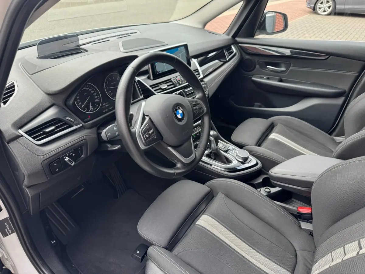 220i 7p. High Executive LED HUD Navi