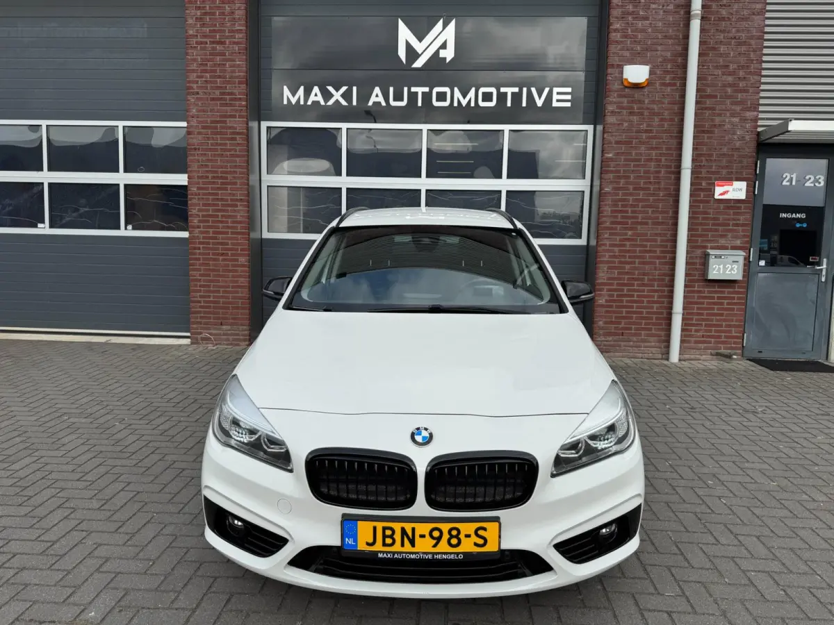 220i 7p. High Executive LED HUD Navi