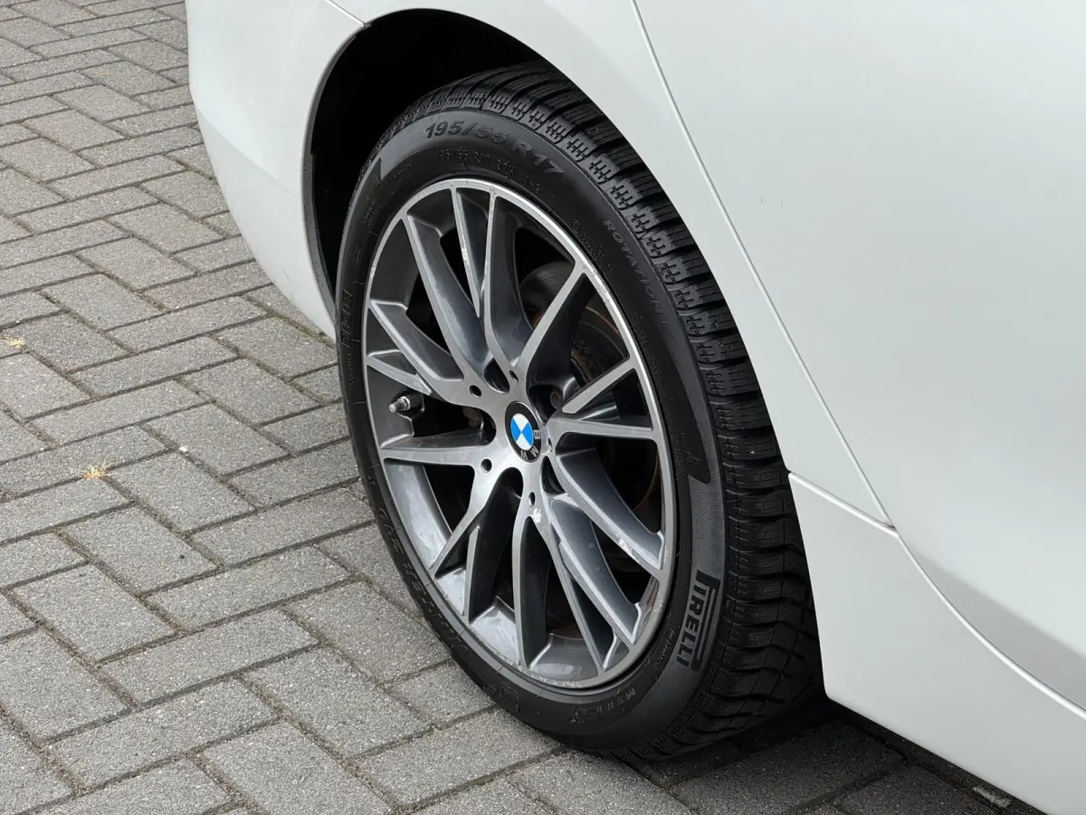 220i 7p. High Executive LED HUD Navi