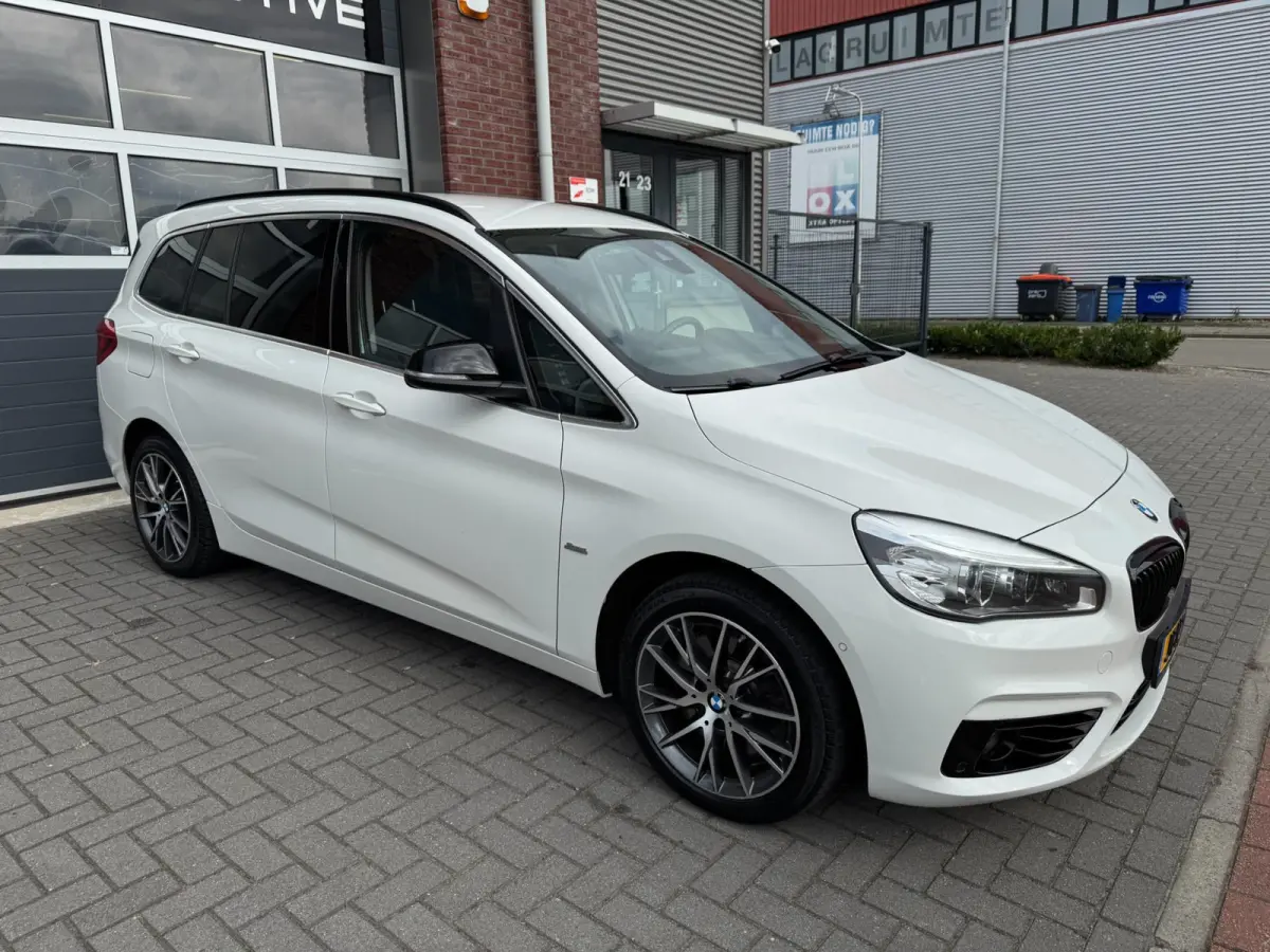 220i 7p. High Executive LED HUD Navi
