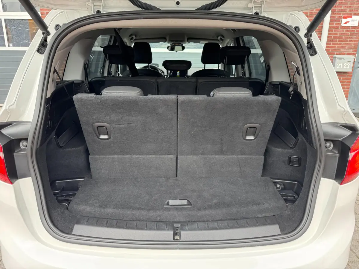 220i 7p. High Executive LED HUD Navi