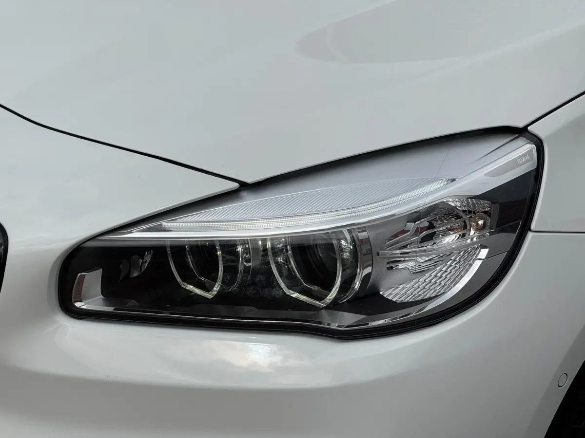 220i 7p. High Executive LED HUD Navi