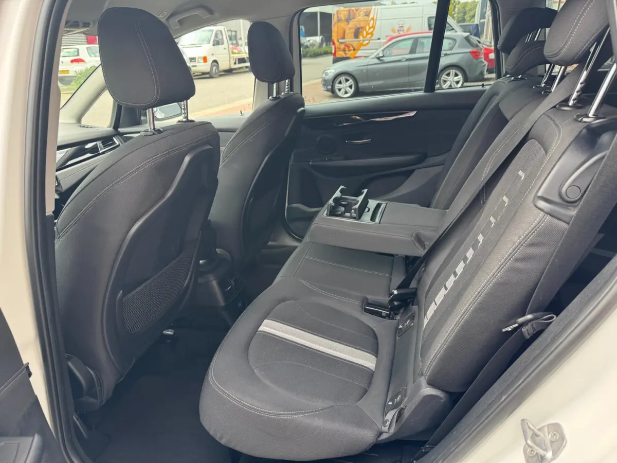 220i 7p. High Executive LED HUD Navi