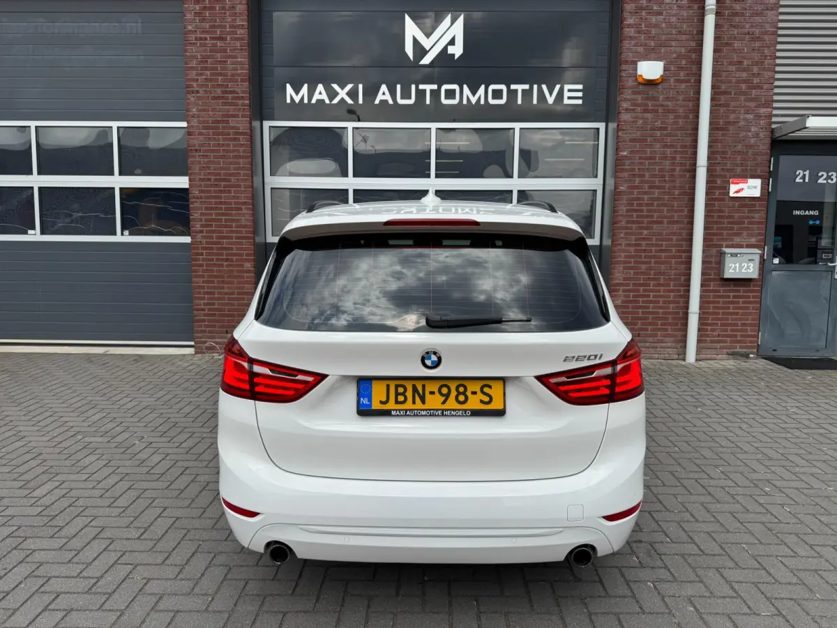 220i 7p. High Executive LED HUD Navi