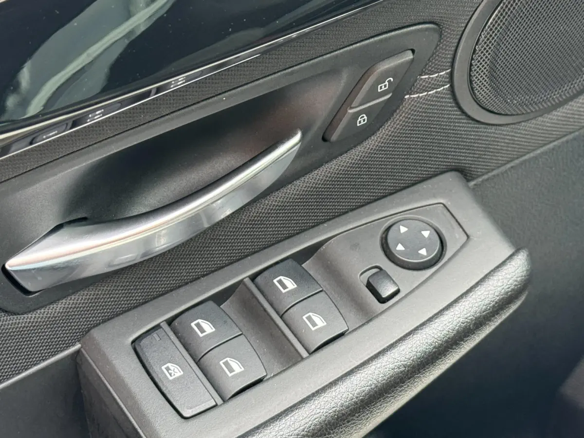 220i 7p. High Executive LED HUD Navi