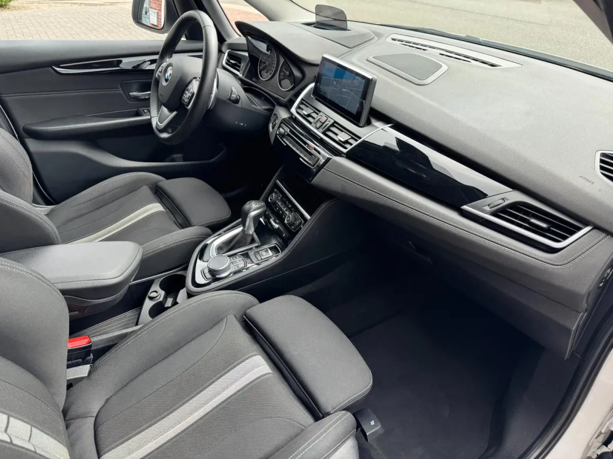 220i 7p. High Executive LED HUD Navi