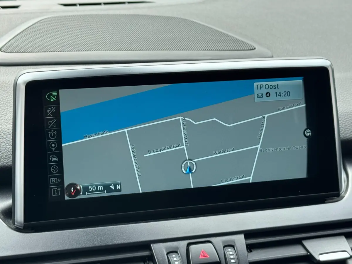 220i 7p. High Executive LED HUD Navi
