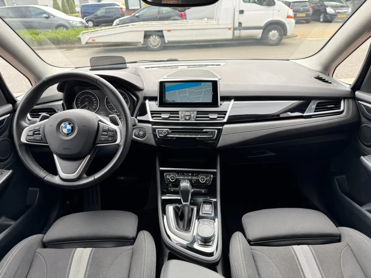 220i 7p. High Executive LED HUD Navi