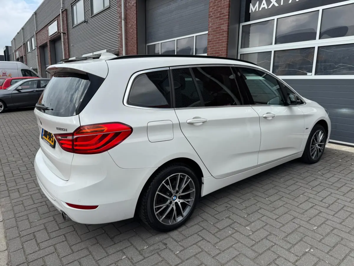 220i 7p. High Executive LED HUD Navi