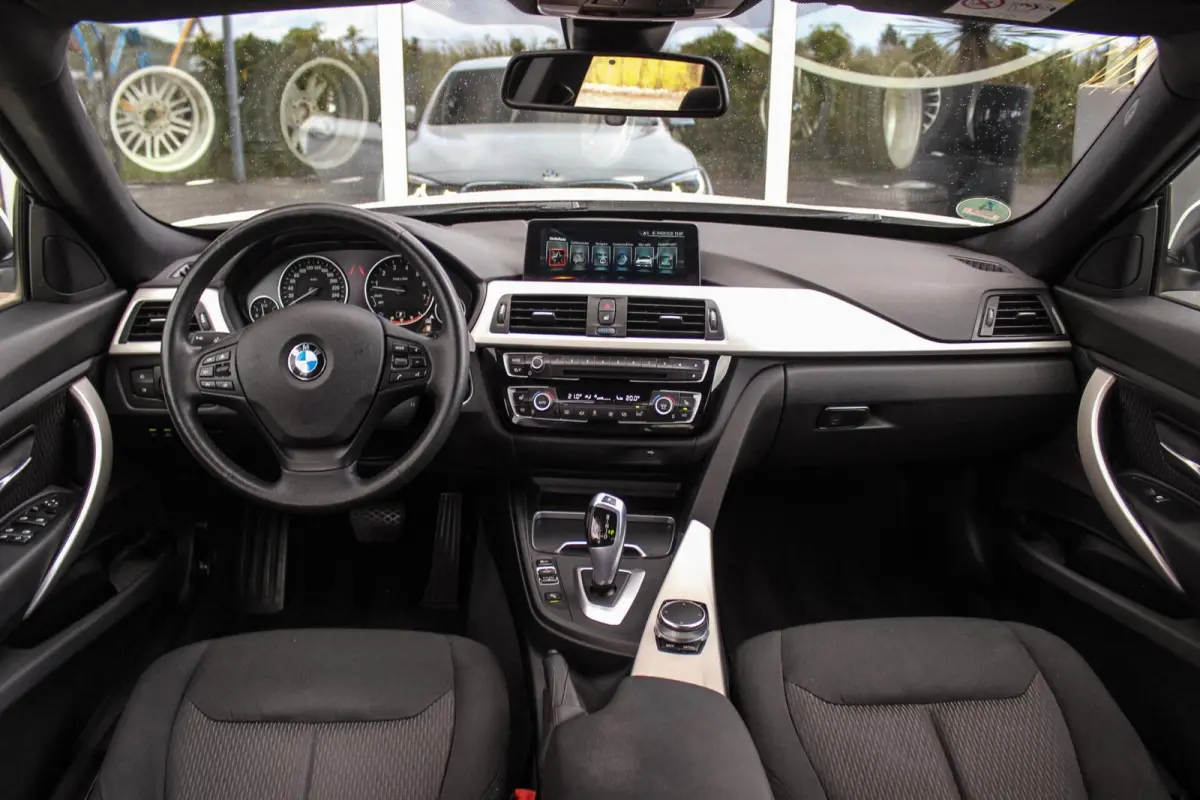 320i F34 Executive Facelift | 184 pk | Automaat | 2e eigenaar | 19 inch | Camera | Head-up | LED | PDC | Navi | Stoelverwarming | Cruise control | Climate control