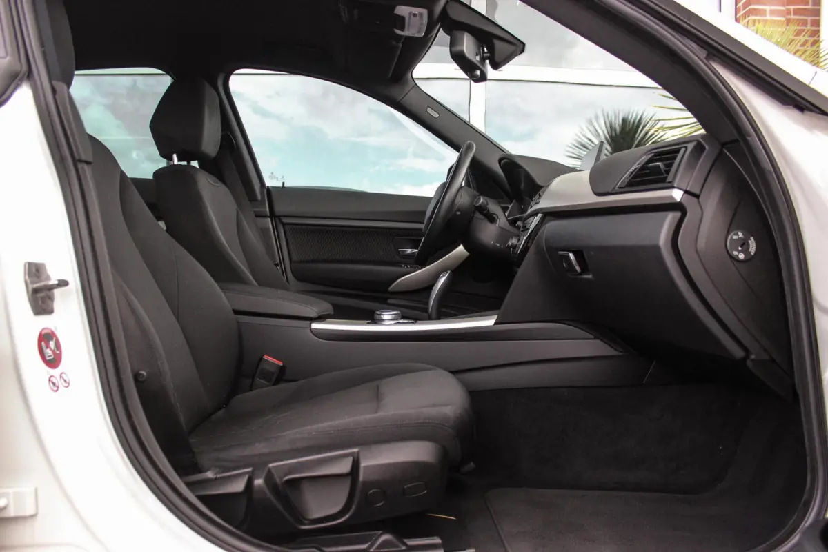320i F34 Executive Facelift | 184 pk | Automaat | 2e eigenaar | 19 inch | Camera | Head-up | LED | PDC | Navi | Stoelverwarming | Cruise control | Climate control