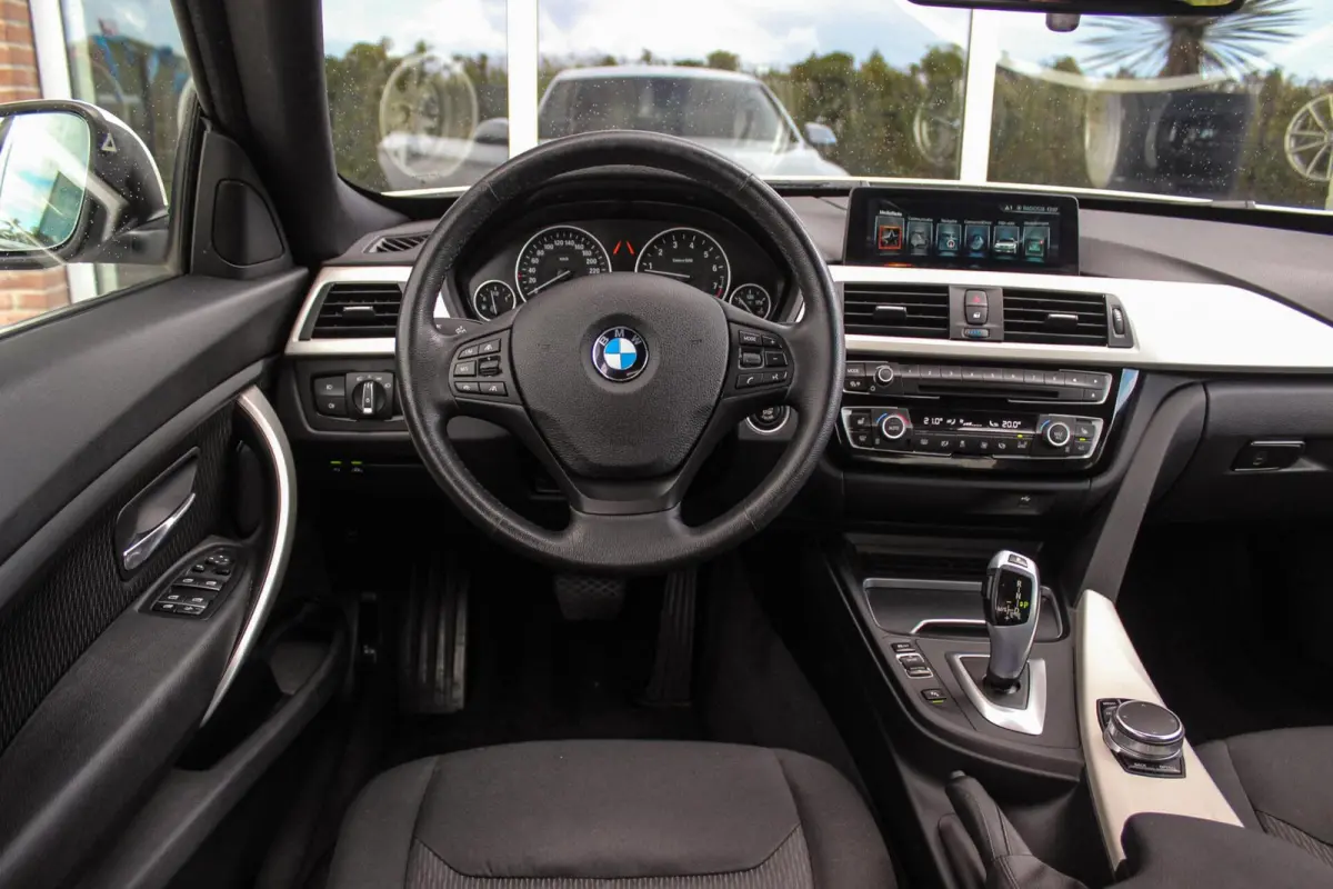 320i F34 Executive Facelift | 184 pk | Automaat | 2e eigenaar | 19 inch | Camera | Head-up | LED | PDC | Navi | Stoelverwarming | Cruise control | Climate control
