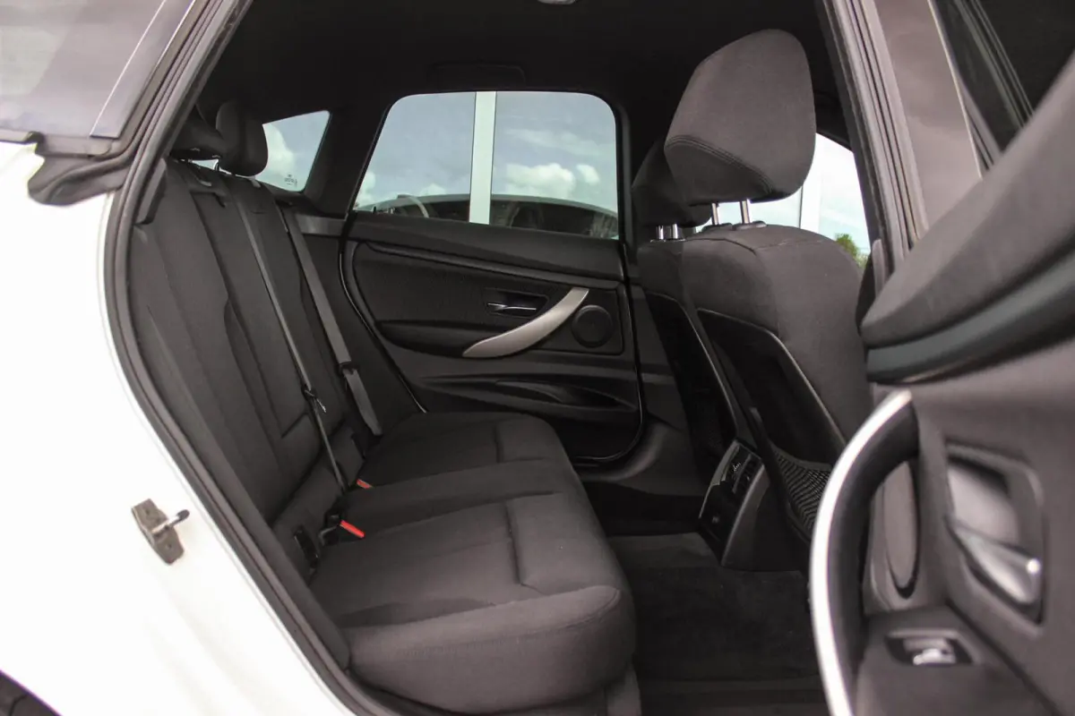 320i F34 Executive Facelift | 184 pk | Automaat | 2e eigenaar | 19 inch | Camera | Head-up | LED | PDC | Navi | Stoelverwarming | Cruise control | Climate control