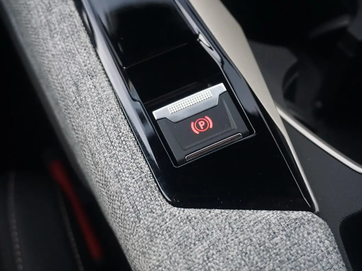 1.2 Hybrid 136 Allure 7p | 7 ZITPLAATSEN | AUTOMAAT |