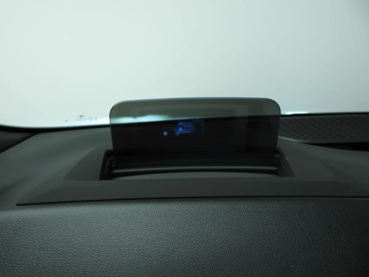 220i | M-Sportpakket | LED | HUD | Active cruise | Elektr. zetels | Keyles go | DAB | Harman-kardon sound | Alu 17 inch