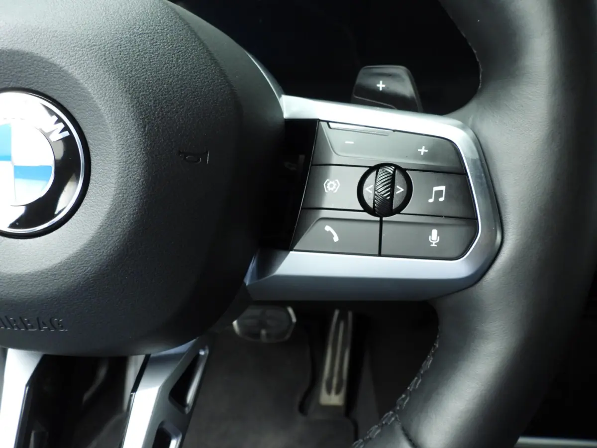 220i | M-Sportpakket | LED | HUD | Active cruise | Elektr. zetels | Keyles go | DAB | Harman-kardon sound | Alu 17 inch